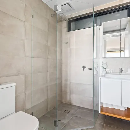 Ocean Views, Deck And Parking At Beach Apartment Collaroy Exterior photo