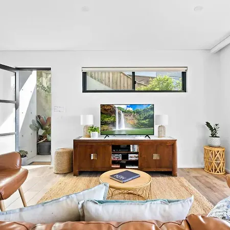Ocean Views, Deck And Parking At Beach Apartment Collaroy Exterior photo