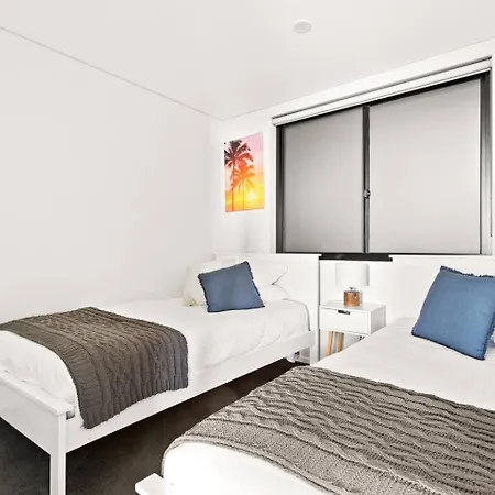 Ocean Views, Deck And Parking At Beach Apartment Collaroy Exterior photo